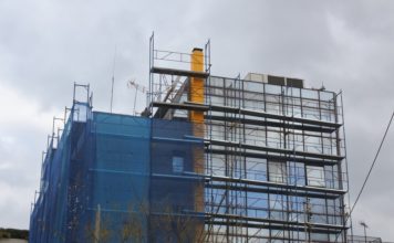 Στα όρια του κιτς… Του Χρήστου Μακαρώνη