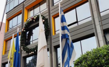 Ξεχάσαμε τις σημαίες ενώ όλα στολίζονται… Του Γιάννη Βέλλη